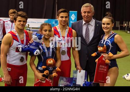 Mosca, Russia. 12 dicembre 2018. La squadra nazionale Dynamo con il presidente del club di ginnastica Dynamo-Mosca, Andrei Zudin durante l'evento. Il XXV Torneo Internazionale di Ginnastica per la Coppa del campione Olimpico Mikhail Voronin si è tenuto presso il complesso sportivo Olimpiyskiy. (Foto di Mihail Siergiejevicz/SOPA Imag/Sipa USA) Credit: Sipa USA/Alamy Live News Foto Stock