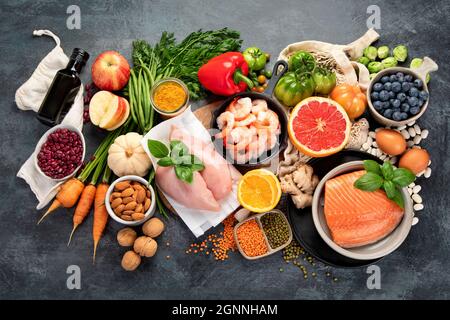 Assortimento di cibi sani su sfondo scuro. Vista dall'alto, piatto Foto Stock