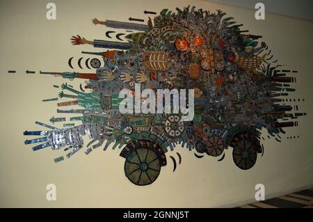 Havana, Cuba - 13 novembre 2006: Creazione di ceramica chiamata Revolution Car, Carro de la Revolución, realizzata da 525 pezzi di ceramica dell'artista Alfredo S. Foto Stock