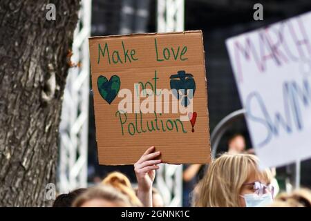 Heidelberg, Germania - 24 settembre 2021: Iscrizione tenuta da una giovane donna che dice "non cool" alla manifestazione Global Climate Strike Foto Stock