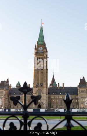 Ottawa, Canada - 19 settembre 2021:edificio del Parlamento con bandiera canadese nella capitale del Canada, Ottawa contro il cielo. Foto Stock