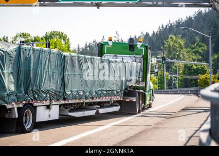 Verde elegante cofano trattore semi-camion con carro grande con vano cabina per il riposo del conducente del camion trasporto del carico sul semi-rimorchio step-down t Foto Stock