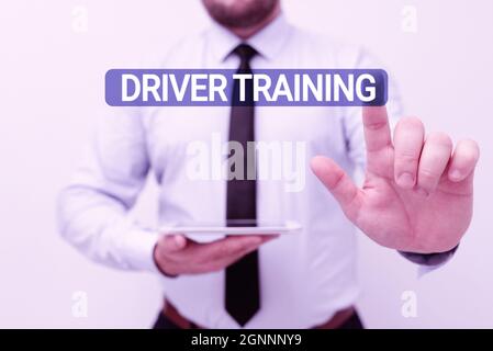 Scrittura testo visualizzazione formazione driver. Concetto significato prepara un nuovo conducente per ottenere una patente di guida è presentare nuove idee di tecnologia Foto Stock