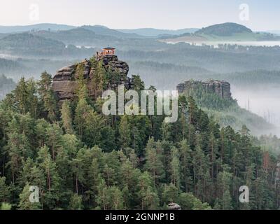 Colazione all'alba in un gazebo restaurato sulla roccia di Marrina. Panorama Misty Morning, Parco Nazionale della Boemia Svizzera, Repubblica Ceca. Foto Stock