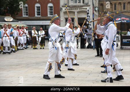 Peterborough, Regno Unito. 25 Settembre 2021. Il Peterborough Morris Cathedral City Day Ring è in corso a Peterborough, Cambridgeshire, Regno Unito, il 25 settembre 2021. L'evento ha molte squadre di ballerini morris e ballerini molly, che si esibiscono in Piazza della Cattedrale e in varie località del centro della città mentre si svolgono un tour a piedi della città. Credit: Paul Marriott/Alamy Live News Foto Stock