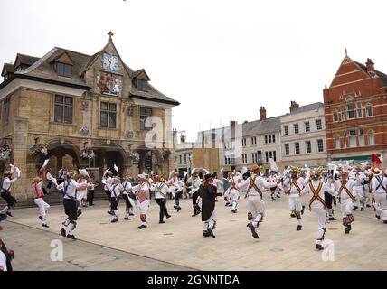 Peterborough, Regno Unito. 25 Settembre 2021. Il Peterborough Morris Cathedral City Day Ring è in corso a Peterborough, Cambridgeshire, Regno Unito, il 25 settembre 2021. L'evento ha molte squadre di ballerini morris e ballerini molly, che si esibiscono in Piazza della Cattedrale e in varie località del centro della città mentre si svolgono un tour a piedi della città. Credit: Paul Marriott/Alamy Live News Foto Stock