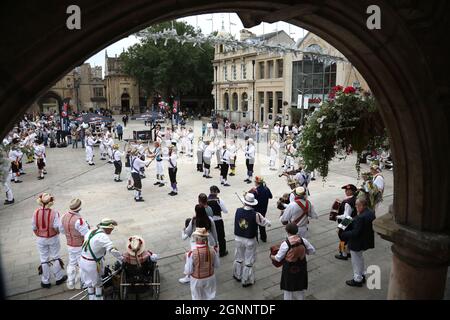 Peterborough, Regno Unito. 25 Settembre 2021. Il Peterborough Morris Cathedral City Day Ring è in corso a Peterborough, Cambridgeshire, Regno Unito, il 25 settembre 2021. L'evento ha molte squadre di ballerini morris e ballerini molly, che si esibiscono in Piazza della Cattedrale e in varie località del centro della città mentre si svolgono un tour a piedi della città. Credit: Paul Marriott/Alamy Live News Foto Stock