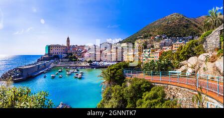 Località costiere più colorate vicino Genova - bellissimo villaggio di Nervi in Liguria con bella spiaggia. Destinazioni estive in Italia, Liguria Foto Stock