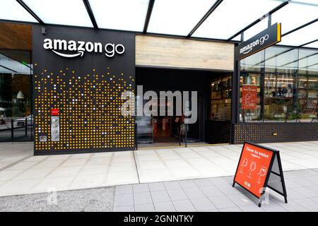 Amazon Go, 2131 7th Ave, Seattle storefront foto della 1st posizione di una catena di cashier-less, senza contanti self-service minimarket. Foto Stock