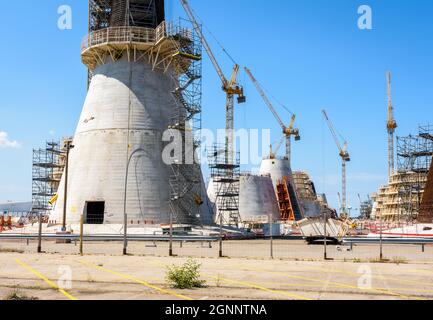 Cantiere di fondazioni offshore di turbine eoliche a le Havre, Francia. Foto Stock