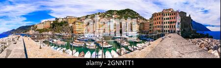 Camogli - bellissima città colorata in Liguria, panorama con barche da pesca tradizionali. Popolare destinazione turistica in Italia Foto Stock