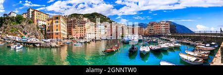 Camogli - bellissima città colorata in Liguria, panorama con barche da pesca tradizionali. Popolare destinazione turistica in Italia Foto Stock