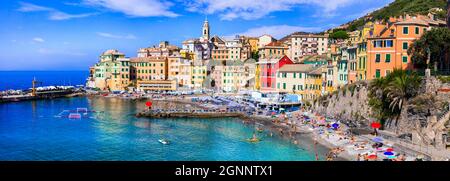 Località costiere più colorate vicino Genova - bellissimo villaggio Bogliasco in Liguria con bella spiaggia. Destinazioni estive in Italia dal 2021 al 2021 settembre Foto Stock