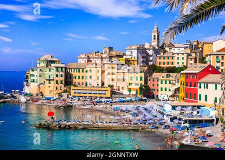 Località costiere più colorate vicino Genova - bellissimo villaggio Bogliasco in Liguria con bella spiaggia. Destinazioni estive in Italia dal 2021 al 2021 settembre Foto Stock