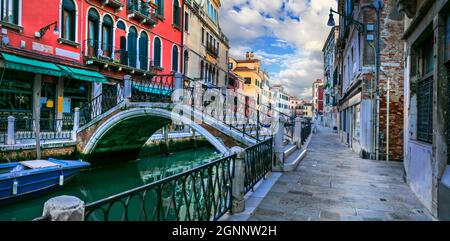 Città di Venezia, Italia. Romantici canali veneziani con strade strette. Viaggi in Italia e luoghi di interesse Foto Stock