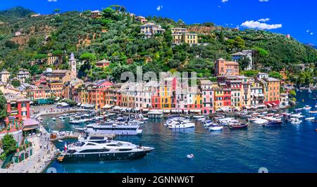 Le più belle città costiere d'Italia - Portofino di lusso in Liguria, vista panoramica con case colorate e barche a vela Foto Stock