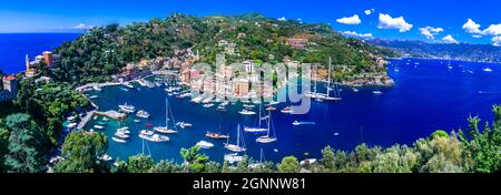 Le più belle città costiere d'Italia - Portofino di lusso in Liguria, vista panoramica con case colorate e barche a vela Foto Stock