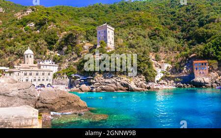 Le migliori spiagge d'Italia - piccola spiaggia panoramica e monastero di San Fruttoso (abbazia), popolare destinazione turistica in Liguria Foto Stock