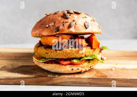 Primo piano di hamburger vegetariano su tagliere di legno Foto Stock