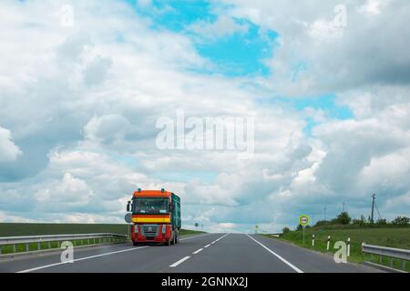 truck on speedway, spazio per copie assolate per il giorno estivo Foto Stock