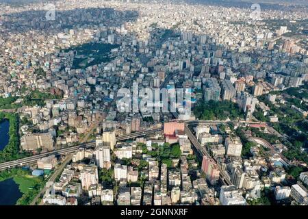 Dhaka, Bangladesh - 24 settembre 2021: Vista dall'alto dell'area di Hatirjheel a Dhaka, in Bangladesh. Foto Stock