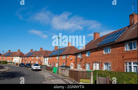 Case sociali con pannelli solari sul tetto, Aspley e Broxtowe Nottingham Nottinghamshire Inghilterra Regno Unito Foto Stock