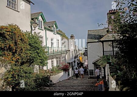 Case bianche su entrambi i lati della strada acciottolata costruita da ciottoli dalla spiaggia nel villaggio antico di Clovelly dove Charles Kingsley visse come Foto Stock