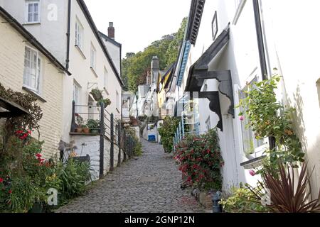 Case bianche su entrambi i lati della strada acciottolata costruita da ciottoli dalla spiaggia nel villaggio antico di Clovelly dove Charles Kingsley visse come Foto Stock