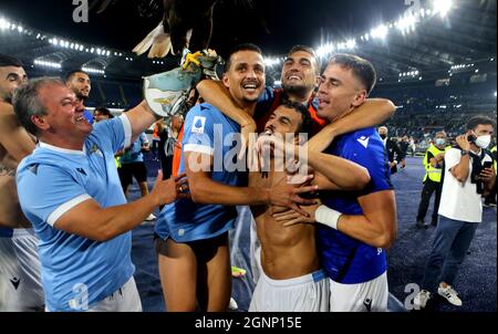 ROMA, ITALIA - SETTEMBRE 26: Pedro Rodriguez della SS Lazio e dei suoi compagni di squadra saluta i tifosi e celebra la vittoria, durante la serie Una partita tra la SS Lazio e COME Roma allo Stadio Olimpico il 26 Settembre 2021 a Roma. (Foto tramite MB Media) Foto Stock