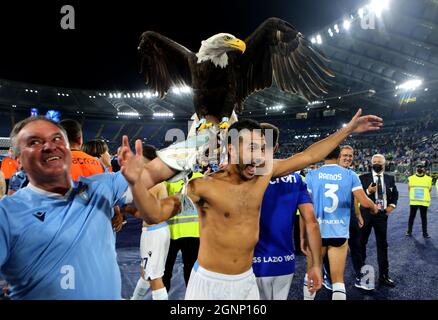 ROMA, ITALIA - SETTEMBRE 26: Pedro Rodriguez della SS Lazio e dei suoi compagni di squadra saluta i tifosi e celebra la vittoria, durante la serie Una partita tra la SS Lazio e COME Roma allo Stadio Olimpico il 26 Settembre 2021 a Roma. (Foto tramite MB Media) Foto Stock