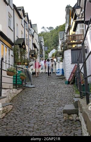 Case bianche su entrambi i lati della strada acciottolata costruita da ciottoli dalla spiaggia nel villaggio antico di Clovelly dove Charles Kingsley visse come Foto Stock