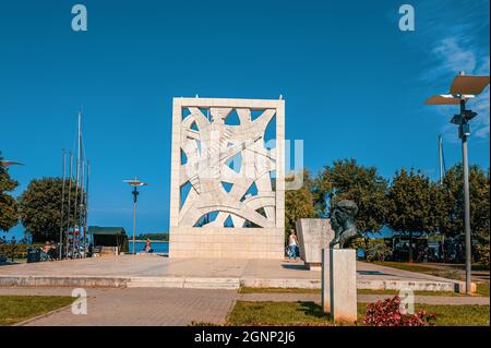ROVIGNO, CROAZIA, 30 agosto 2018: Memoria della lotta contro il fascismo a Rovigno, Croazia. Memoriale sul lungofirio vicino al mare Foto Stock