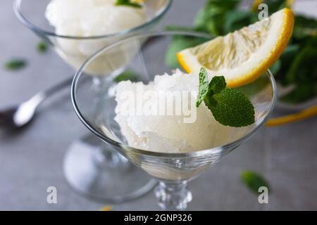 Un dessert tradizionale italiano dalla Sicilia in vetro Foto Stock