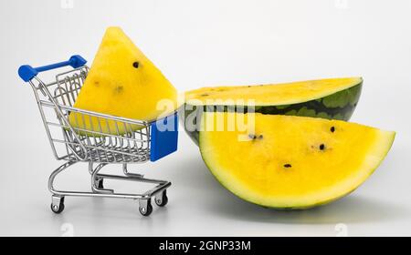 melone giallo maturo affettato su sfondo bianco. Citrollus lanatus. berry con polpa di colore giallo limonata. Foto Stock