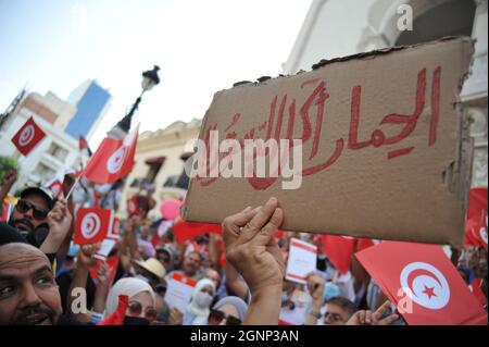 Non esclusiva: TUNISI, TUNISIA - 26 SETTEMBRE 2021: I sostenitori del Partito Islamico Ennahda, unirsi a una manifestazione per protestare contro il presidente di Foto Stock