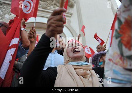 Non esclusiva: TUNISI, TUNISIA - 26 SETTEMBRE 2021: I sostenitori del Partito Islamico Ennahda, unirsi a una manifestazione per protestare contro il presidente di Foto Stock