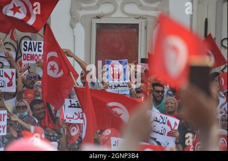 Non esclusiva: TUNISI, TUNISIA - 26 SETTEMBRE 2021: I sostenitori del Partito Islamico Ennahda, unirsi a una manifestazione per protestare contro il presidente di Foto Stock