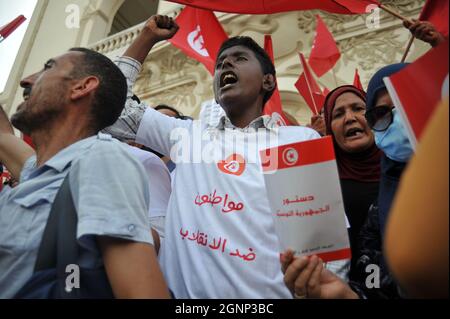 Non esclusiva: TUNISI, TUNISIA - 26 SETTEMBRE 2021: I sostenitori del Partito Islamico Ennahda, unirsi a una manifestazione per protestare contro il presidente di Foto Stock