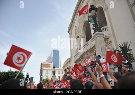 Non esclusiva: TUNISI, TUNISIA - 26 SETTEMBRE 2021: I sostenitori del Partito Islamico Ennahda, unirsi a una manifestazione per protestare contro il presidente di Foto Stock