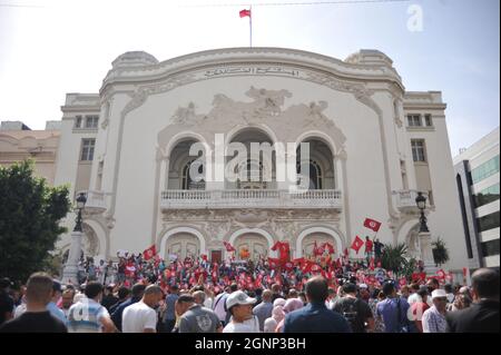 Non esclusiva: TUNISI, TUNISIA - 26 SETTEMBRE 2021: I sostenitori del Partito Islamico Ennahda, unirsi a una manifestazione per protestare contro il presidente di Foto Stock