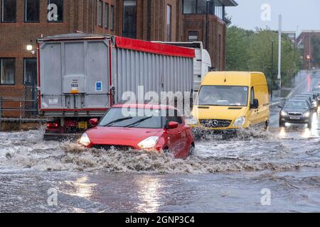 Sheffield, UK- 27 Settembre 2021 -gli automobilisti guidano attraverso l'acqua allagata durante l'ora di punta a Sheffield mentre il tempo umido e ventoso attraversa il paese: Credit: Mark Harvey/Alamy Live News Foto Stock