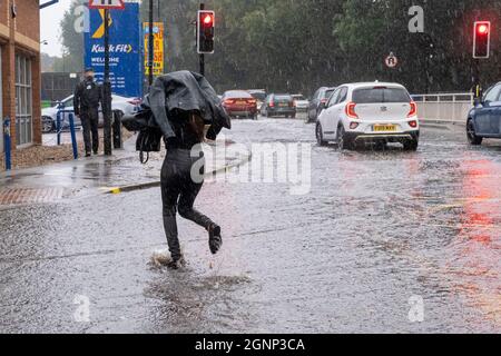 Sheffield, UK- 27 Settembre 2021 -gli automobilisti guidano attraverso l'acqua allagata durante l'ora di punta a Sheffield mentre il tempo umido e ventoso attraversa il paese: Credit: Mark Harvey/Alamy Live News Foto Stock