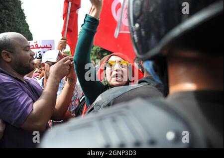 Non esclusiva: TUNISI, TUNISIA - 26 SETTEMBRE 2021: I sostenitori del Partito Islamico Ennahda, unirsi a una manifestazione per protestare contro il presidente di Foto Stock