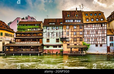 Splendida vista panoramica di una fila di belle case a graticcio colorate lungo il fiume Ill con le spettacolari nuvole nel famoso quartiere storico... Foto Stock