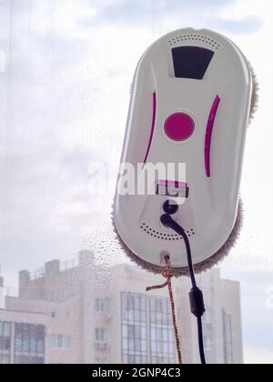 Aspirapolvere robot lavante vetro. Detergente robot per cristalli Foto stock  - Alamy