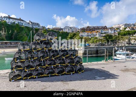 Nuovi vasi di gamberi di aragosta di granchio accatastati sulla banchina nel porto di Newquay sulla costa nord della Cornovaglia. Foto Stock