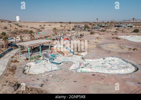 NEWBERRY SPRINGS, STATI UNITI - 20 settembre 2021: Una vista aerea dell'attrazione abbandonata dello scivolo acquatico al Lake Dolores Waterpark, più tardi chiamato Rock-A-H. Foto Stock