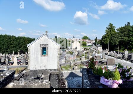 COGNAC LA FORET, FRANCIA - 13 agosto 2021: Un cimitero in Cognac-la-Foret en Haute-Vienne, Francia Foto Stock