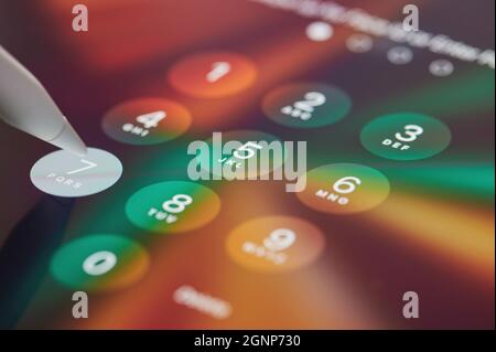 New york, USA - Settembre 24 2021: Inserisci il codice di sicurezza nella vista ravvicinata dello schermo del dispositivo Apple utilizzando la penna Foto Stock