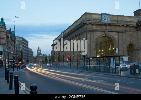 Inaugurato nell'agosto 1850, la stazione centrale di Newcastle si trova in Neville Street, nel centro della città. Servita dalla linea principale Nord Est, questa stazione collega con Foto Stock